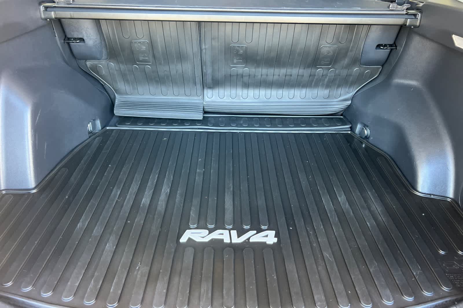 Used 2021 Toyota RAV4 LE AWD/4WD image 16