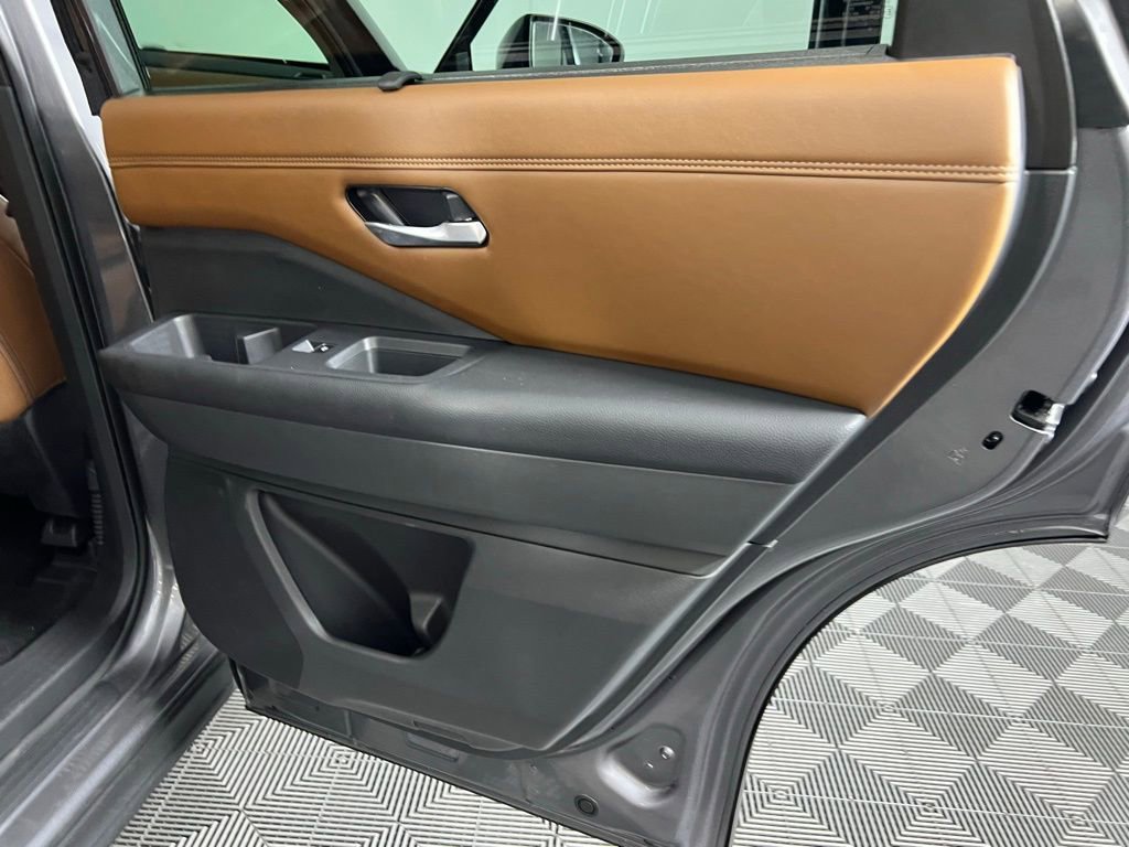 Used 2024 Nissan Pathfinder Platinum w/ Cargo Package image 26