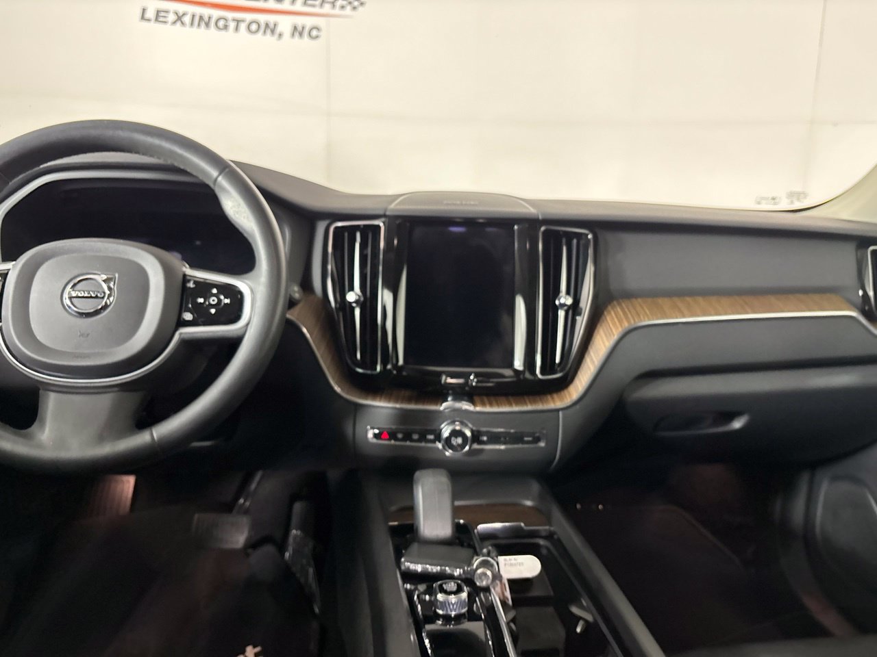 Used 2023 Volvo XC60 B5 Plus AWD/4WD image 23