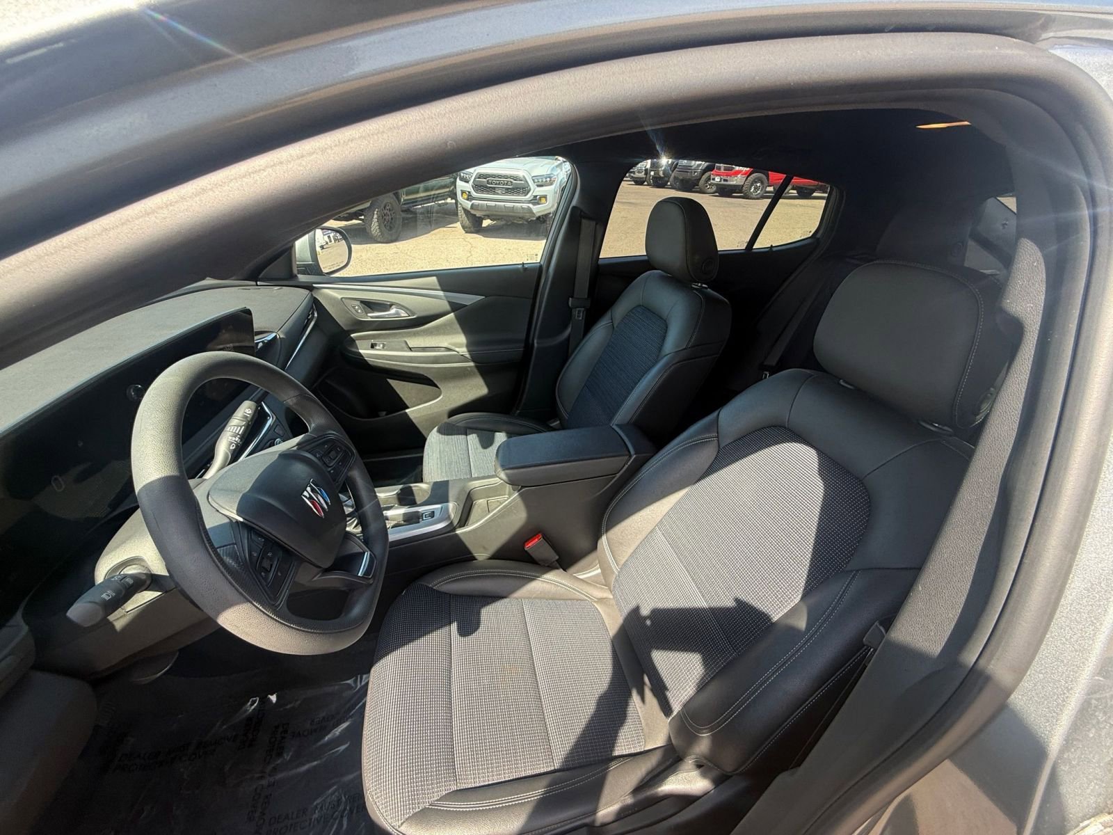 Used 2025 Buick Envista Preferred image 36
