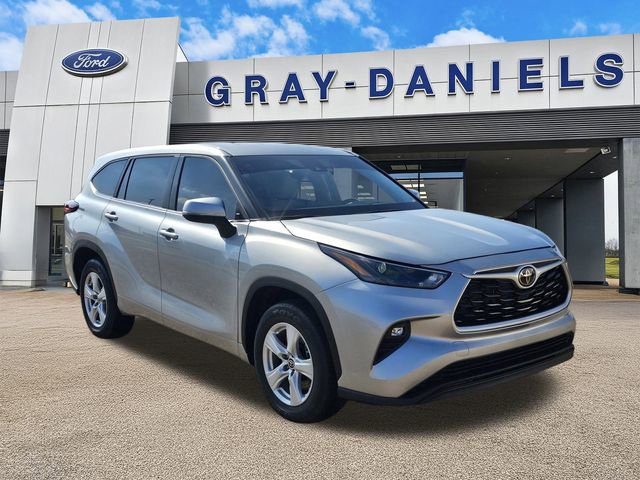 Used 2024 Toyota Highlander LE image 1