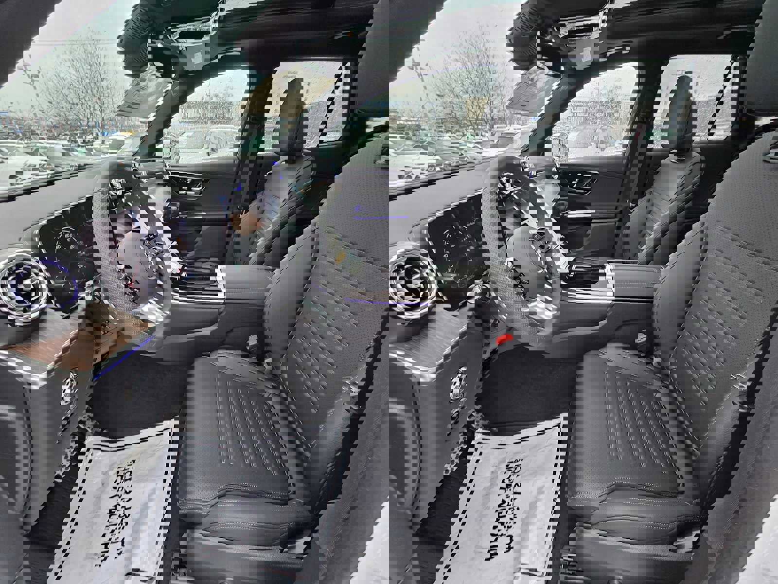 Used 2025 Mercedes-Benz GLC 350e 4MATIC image 23