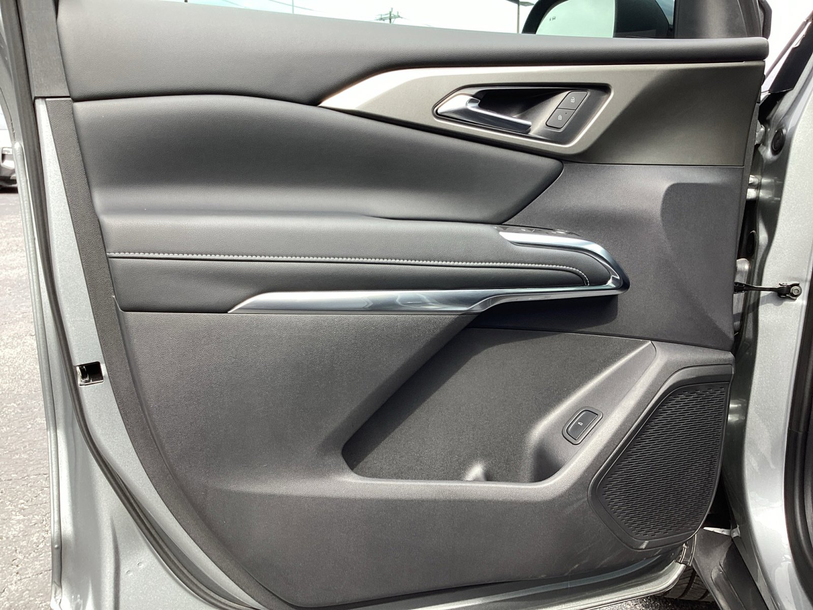 Used 2025 Chevrolet Traverse LT FWD image 34