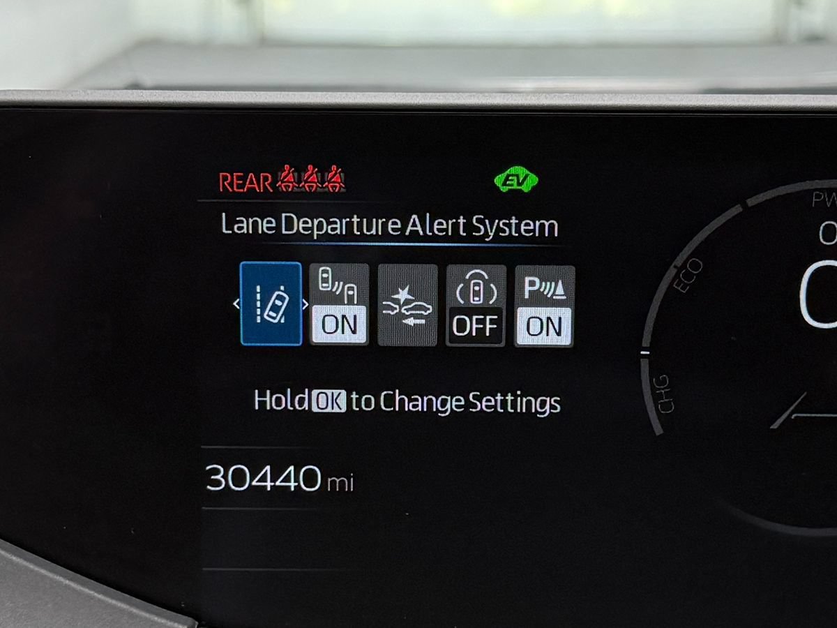 Used 2025 Toyota Prius LE FWD image 19