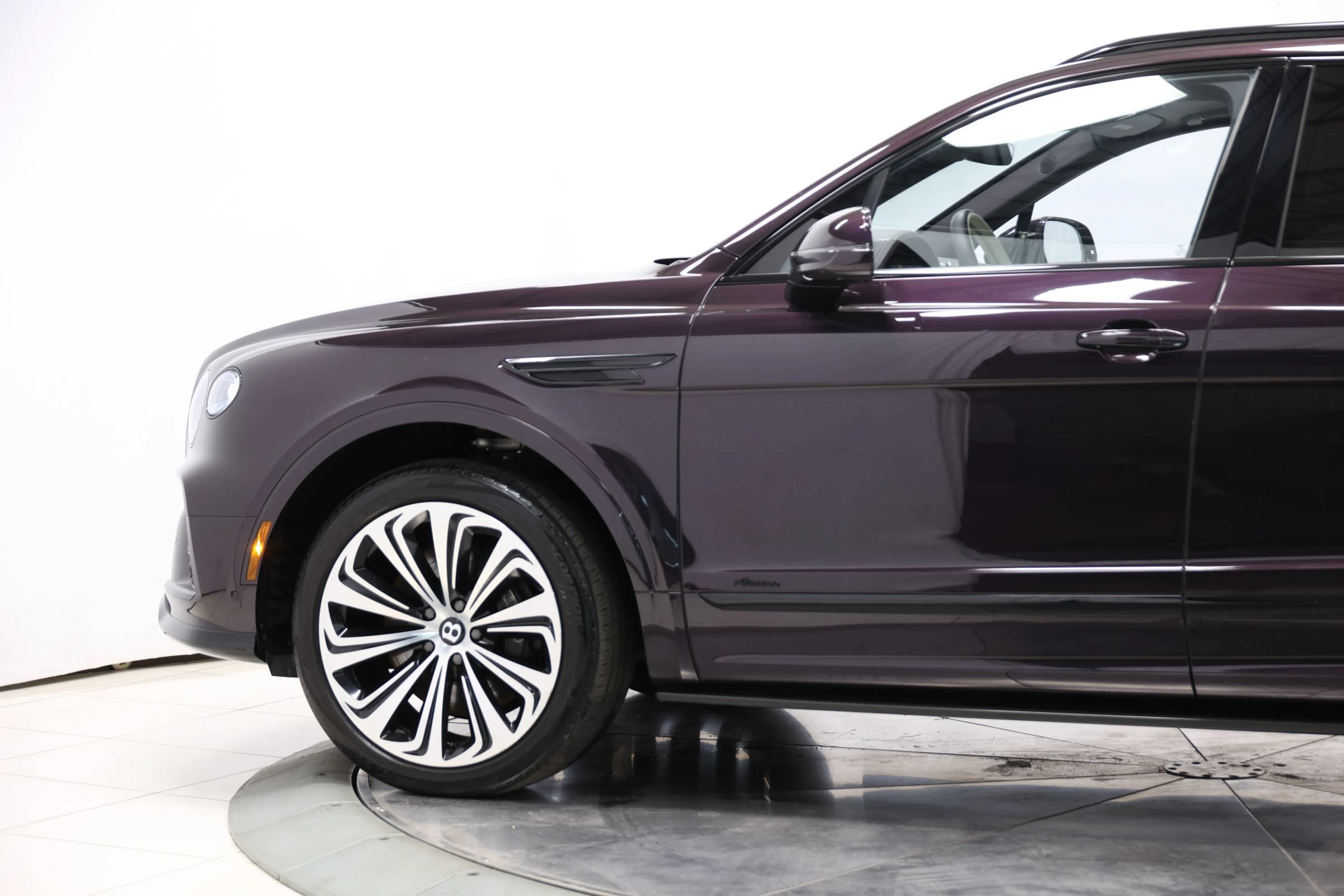 Used 2023 Bentley Bentayga Extended Wheelbase AWD/4WD image 8