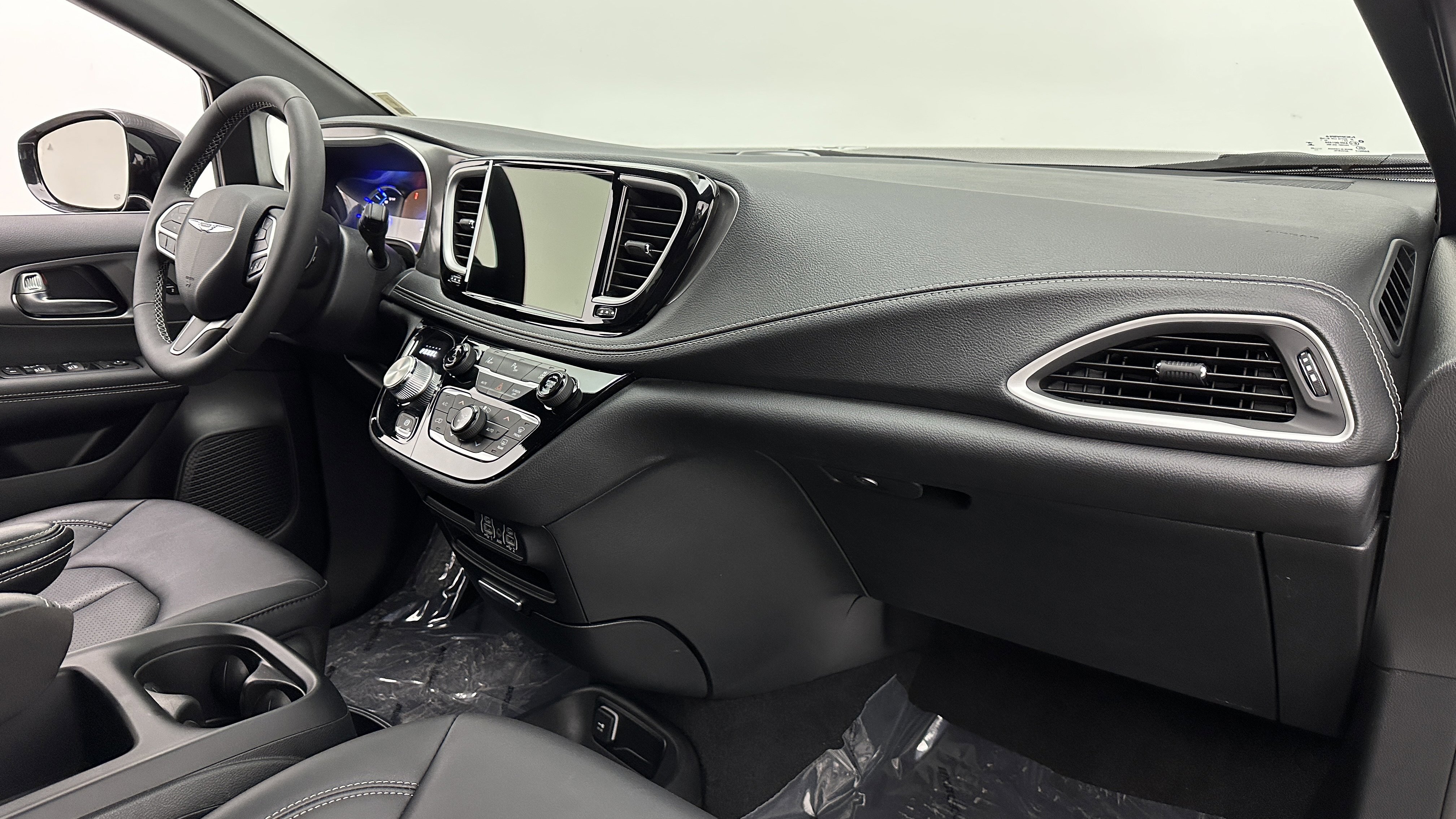 Used 2025 Chrysler Pacifica Select image 35