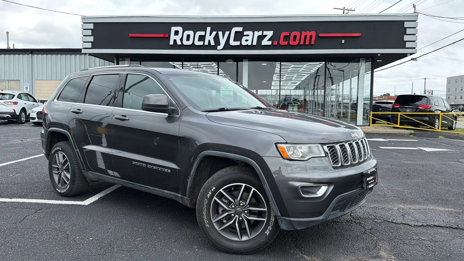 Used 2019 Jeep Grand Cherokee Laredo w/ 18" Wheel & 8.4" Radio Group AWD/4WD image 1
