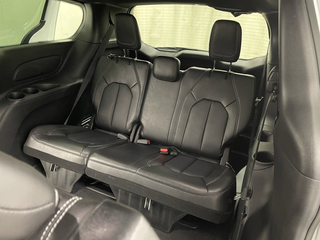 Used 2025 Chrysler Pacifica Select image 16
