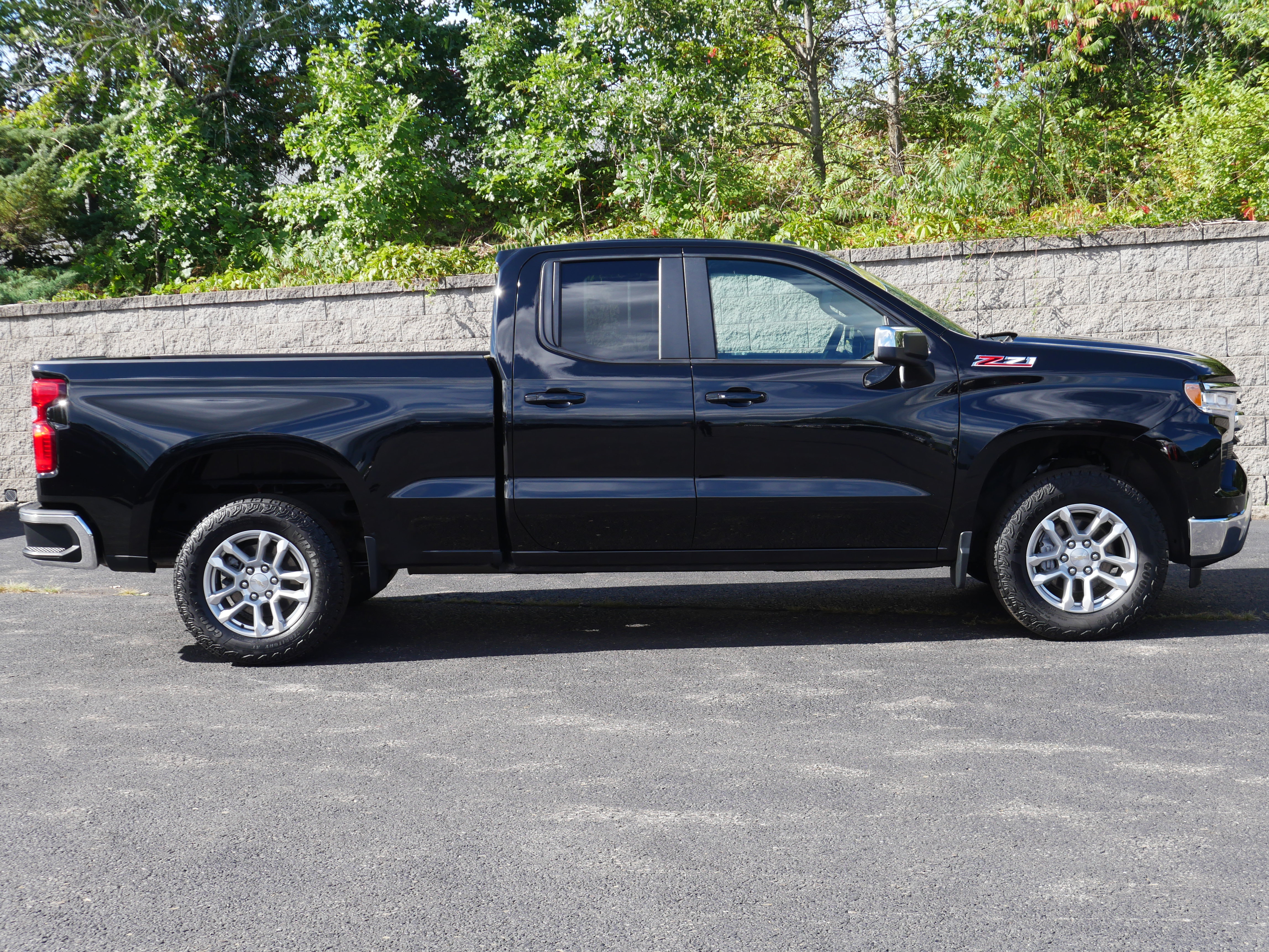 Certified 2023 Chevrolet Silverado 1500 LT w/ Z71 Off-Road Package AWD/4WD image 9