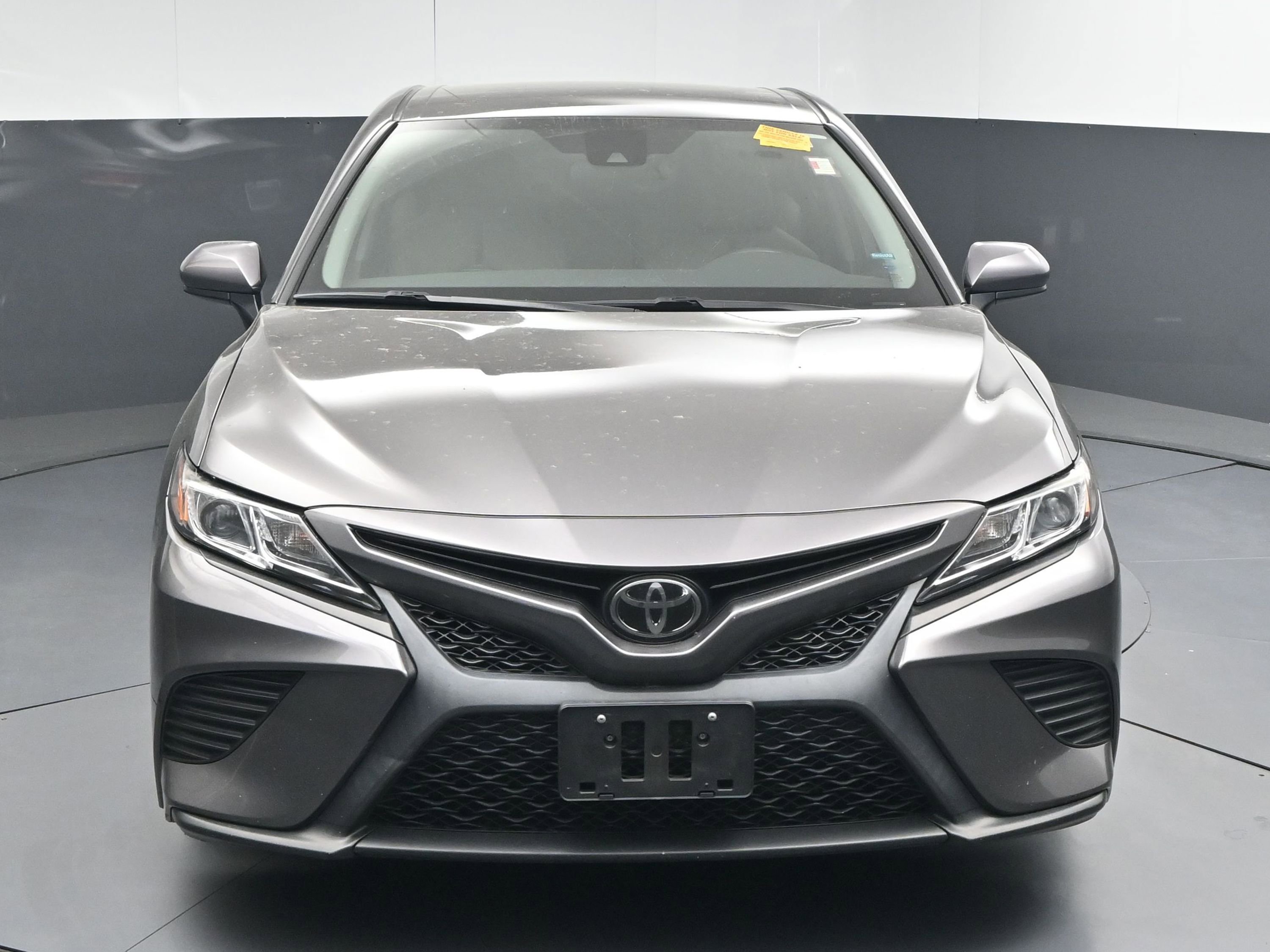 Used 2020 Toyota Camry SE image 2