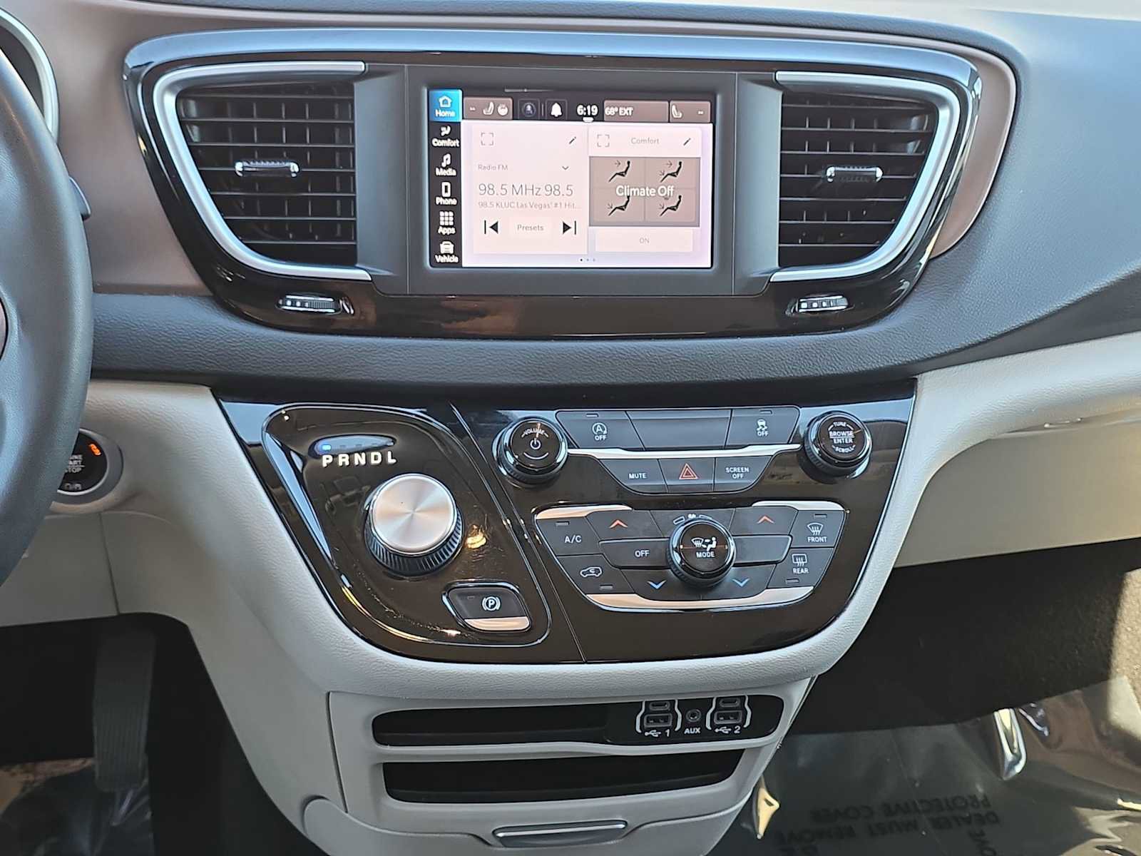 Used 2022 Chrysler Voyager LX image 20