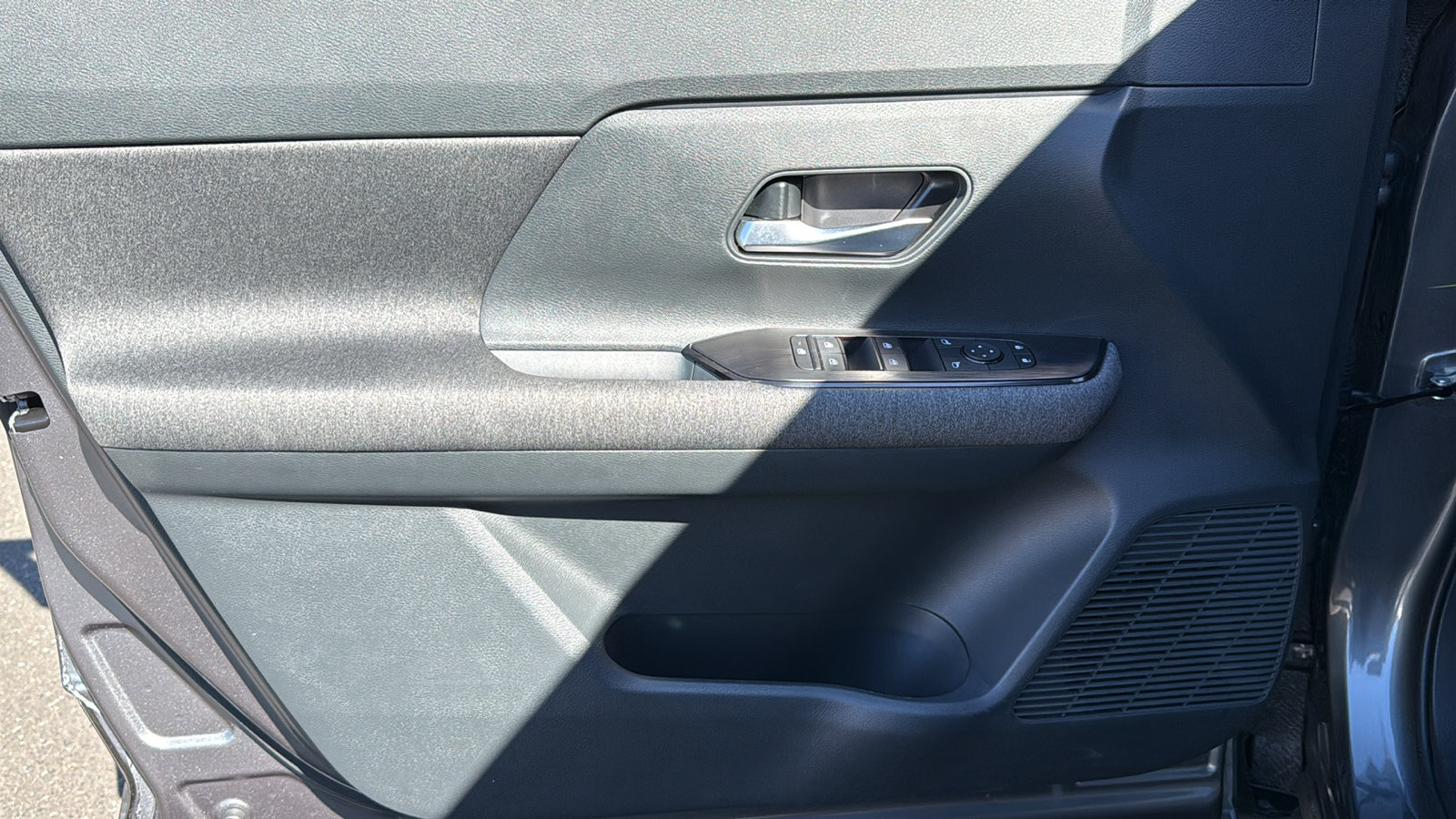 Certified 2025 Nissan Kicks SV AWD/4WD image 6