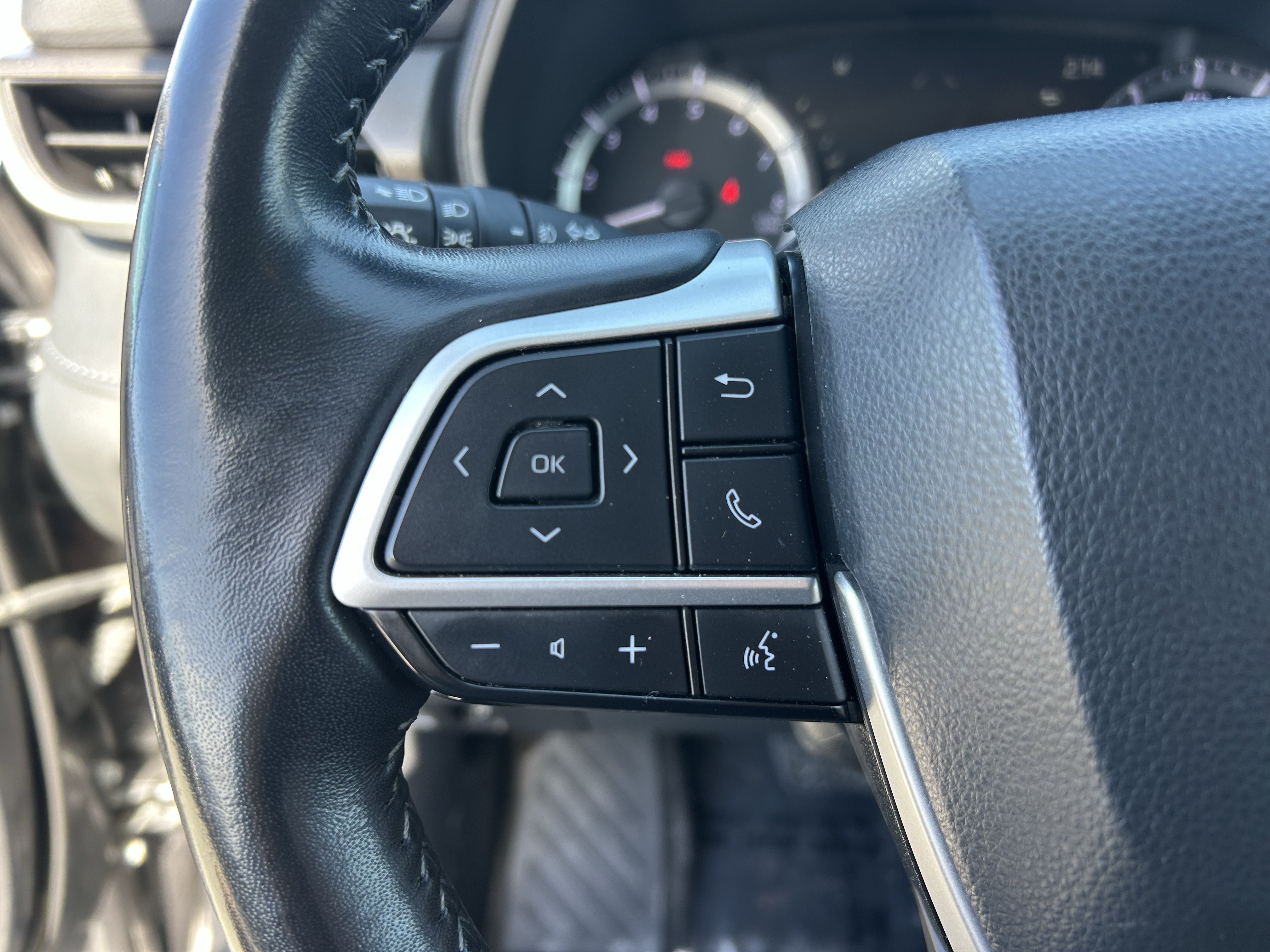 Certified 2023 Toyota Highlander LE FWD image 28