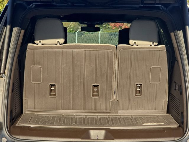Used 2022 GMC Yukon SLT w/ SLT Premium Package image 13