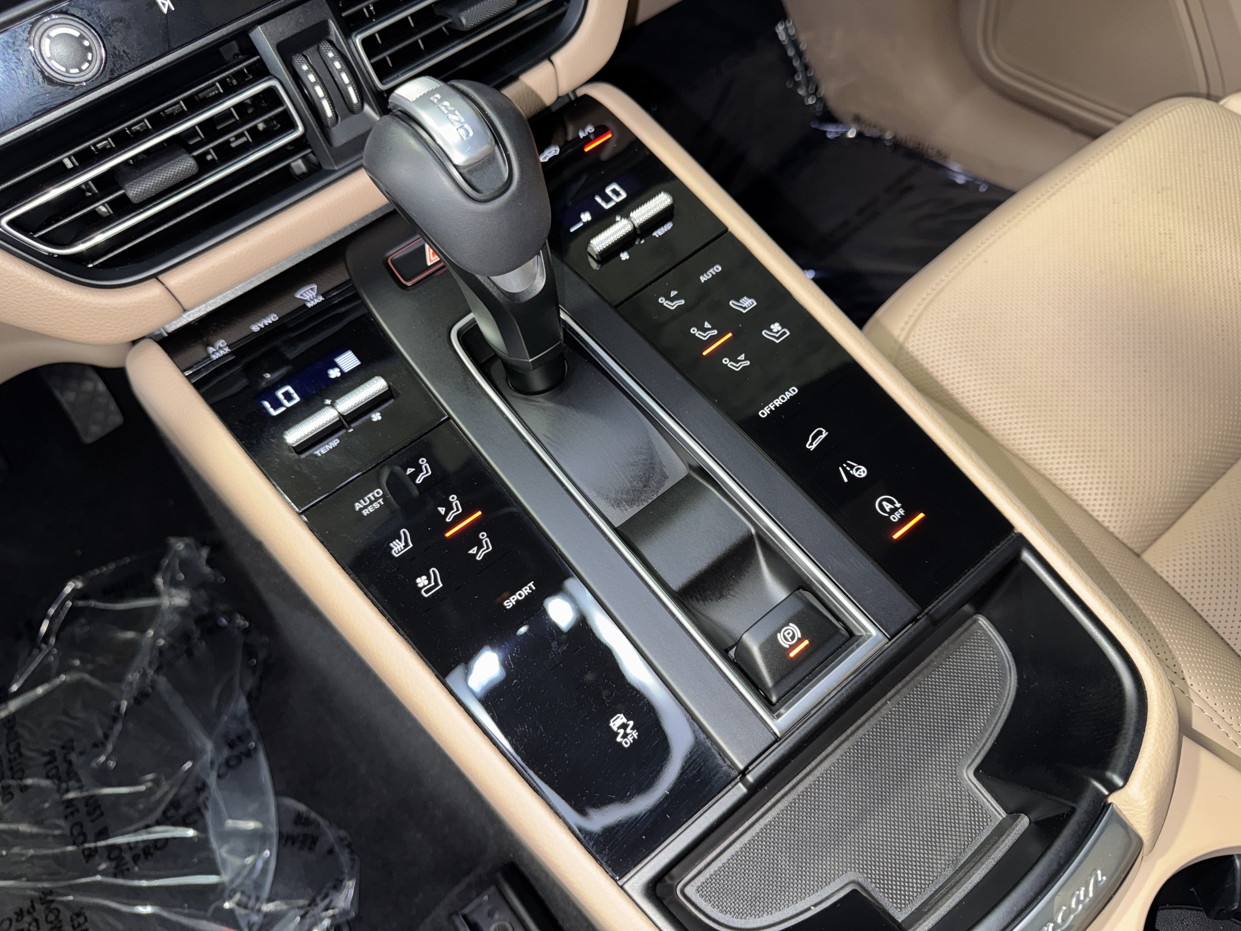 Used 2025 Porsche Macan AWD/4WD image 28