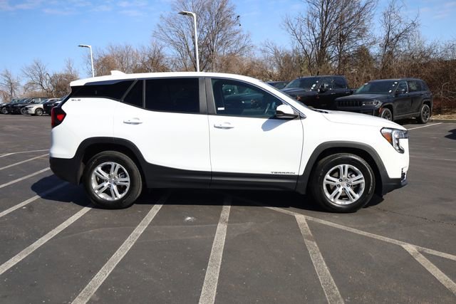 Used 2024 GMC Terrain SLE image 4