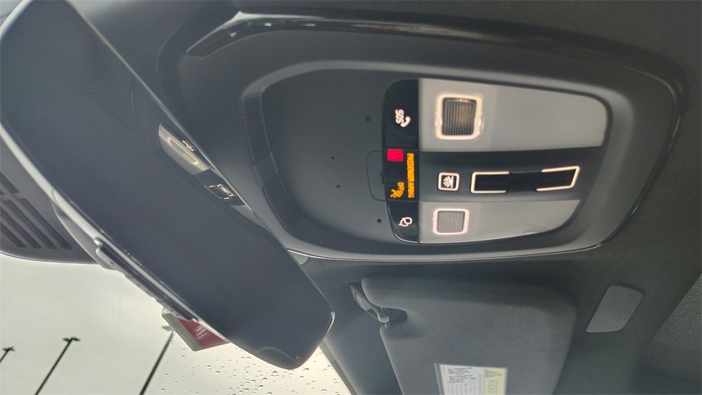 Used 2025 Volvo XC40 B5 Plus image 24