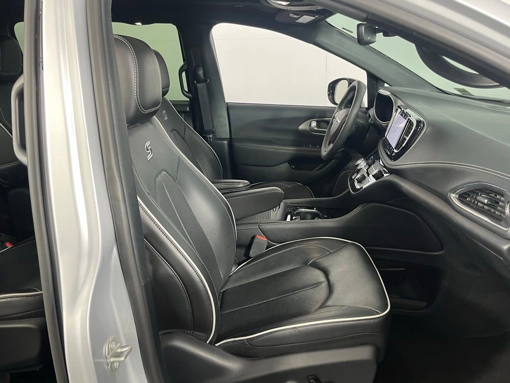 Used 2024 Chrysler Pacifica Premium image 27