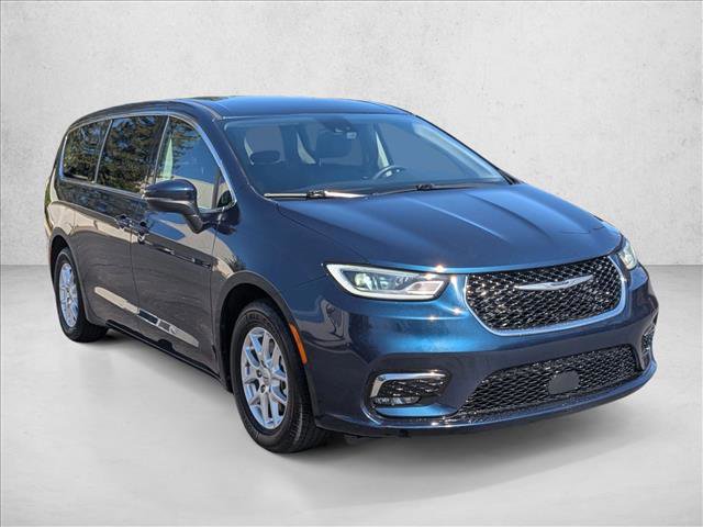 Used 2023 Chrysler Pacifica Touring-L video 3