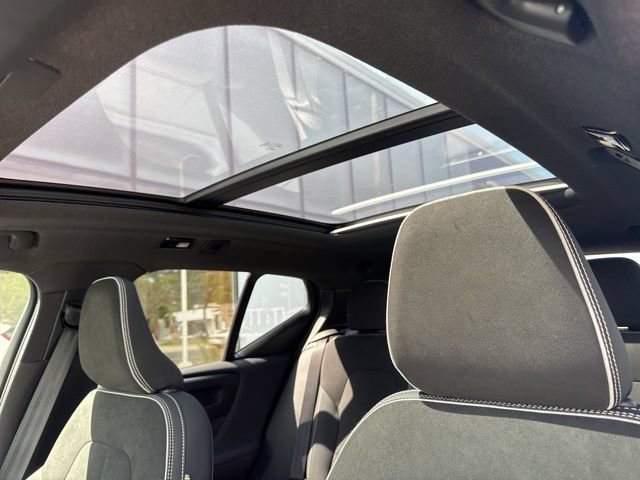 Certified 2025 Volvo XC40 B5 Plus AWD/4WD image 25
