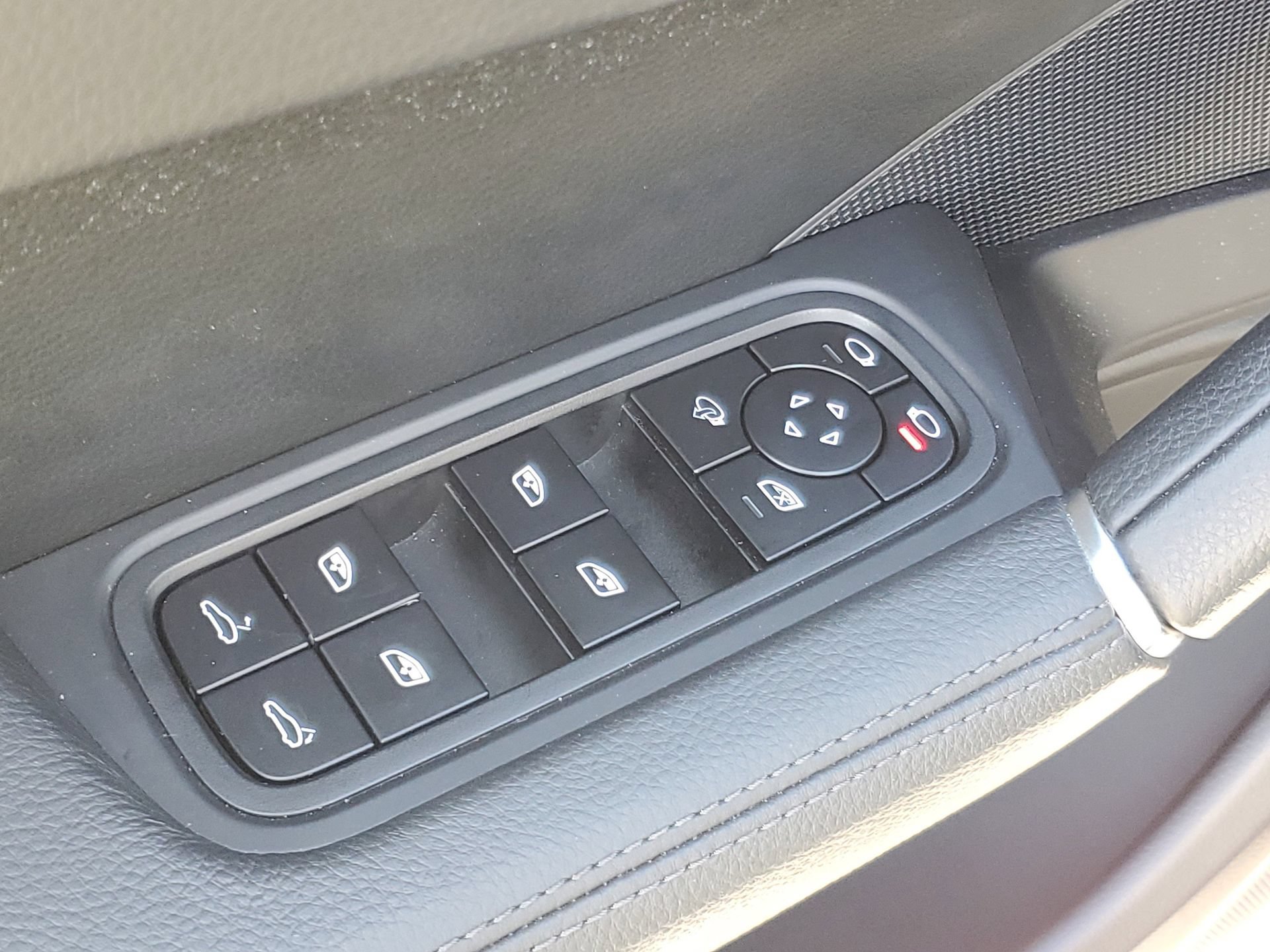 Used 2022 Porsche Cayenne AWD/4WD image 18