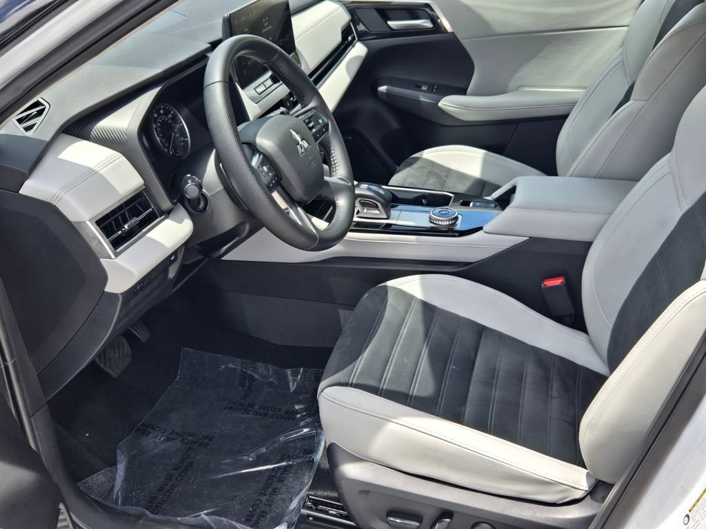Used 2025 Mitsubishi Outlander SE FWD image 10