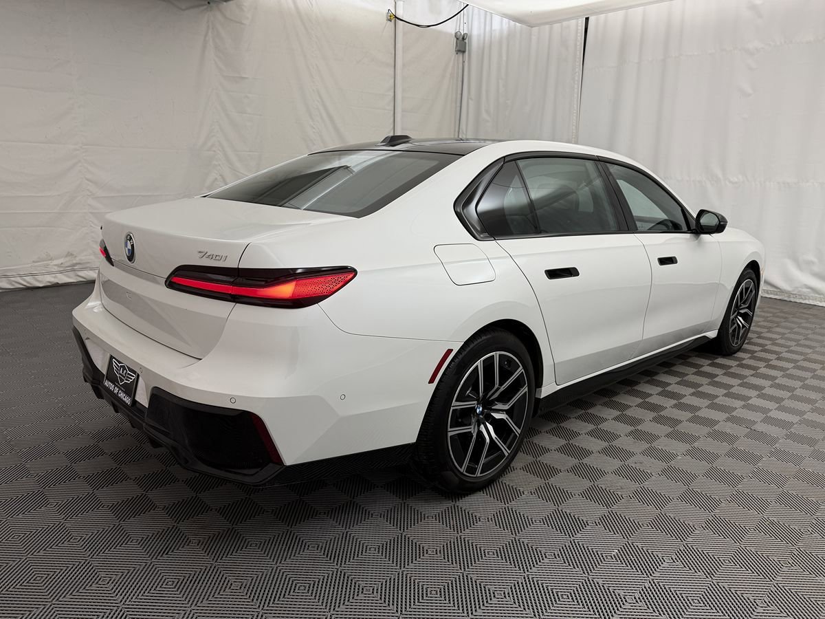 Used 2025 BMW 740i xDrive image 9