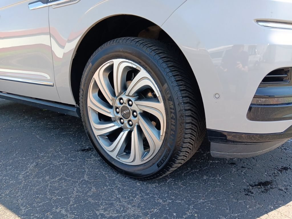 Used 2023 Lincoln Navigator L Reserve AWD/4WD image 3