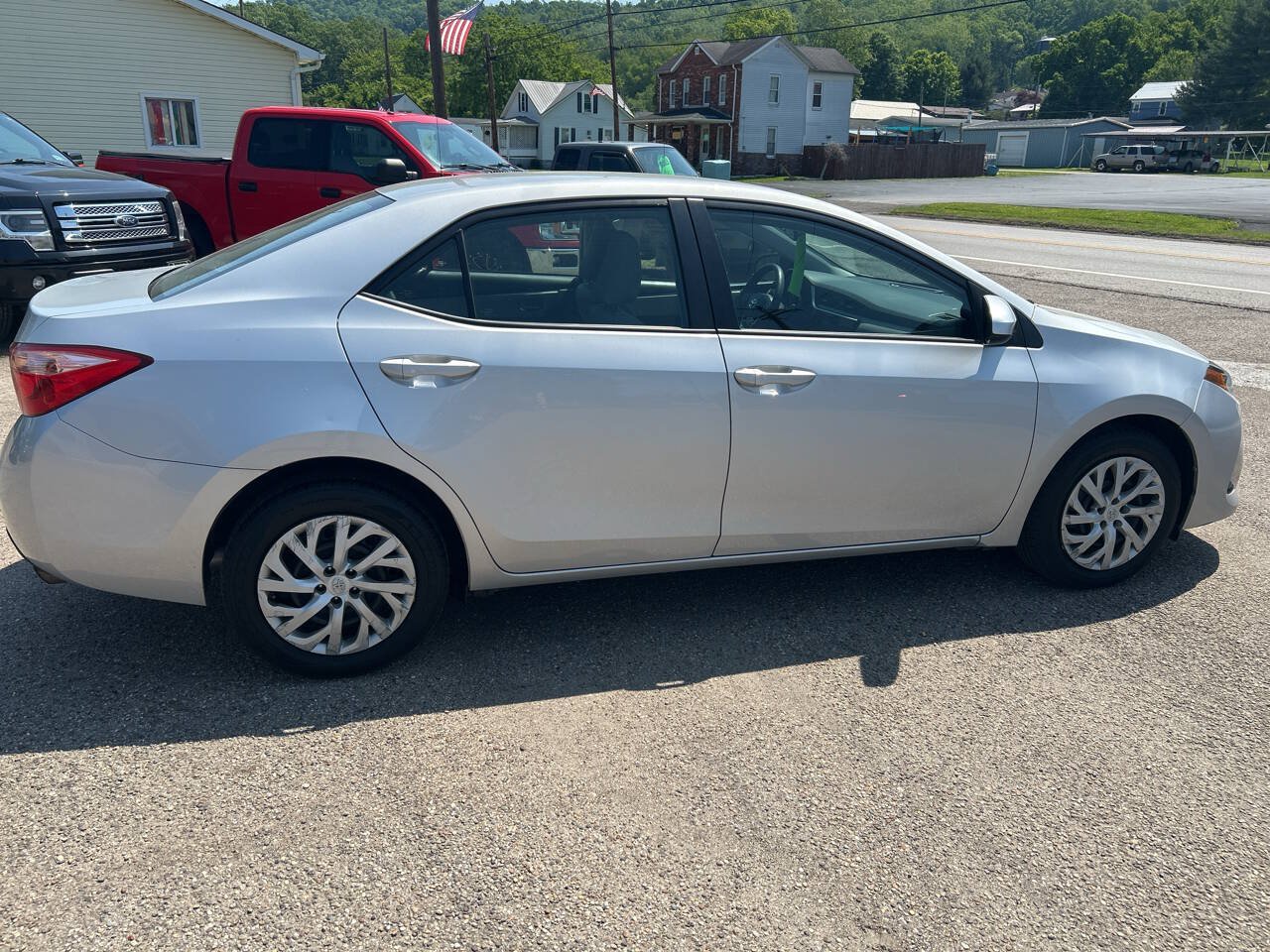 Used 2017 Toyota Corolla LE FWD image 4