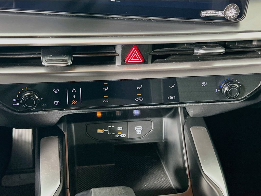 Certified 2025 Kia Sorento LX FWD image 16