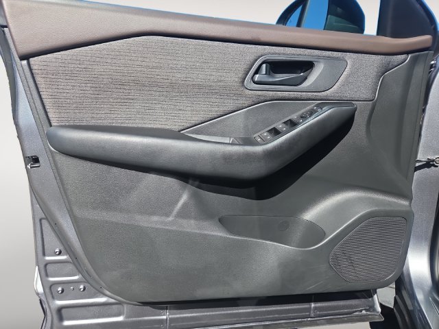 Used 2023 Nissan Rogue S AWD/4WD image 16