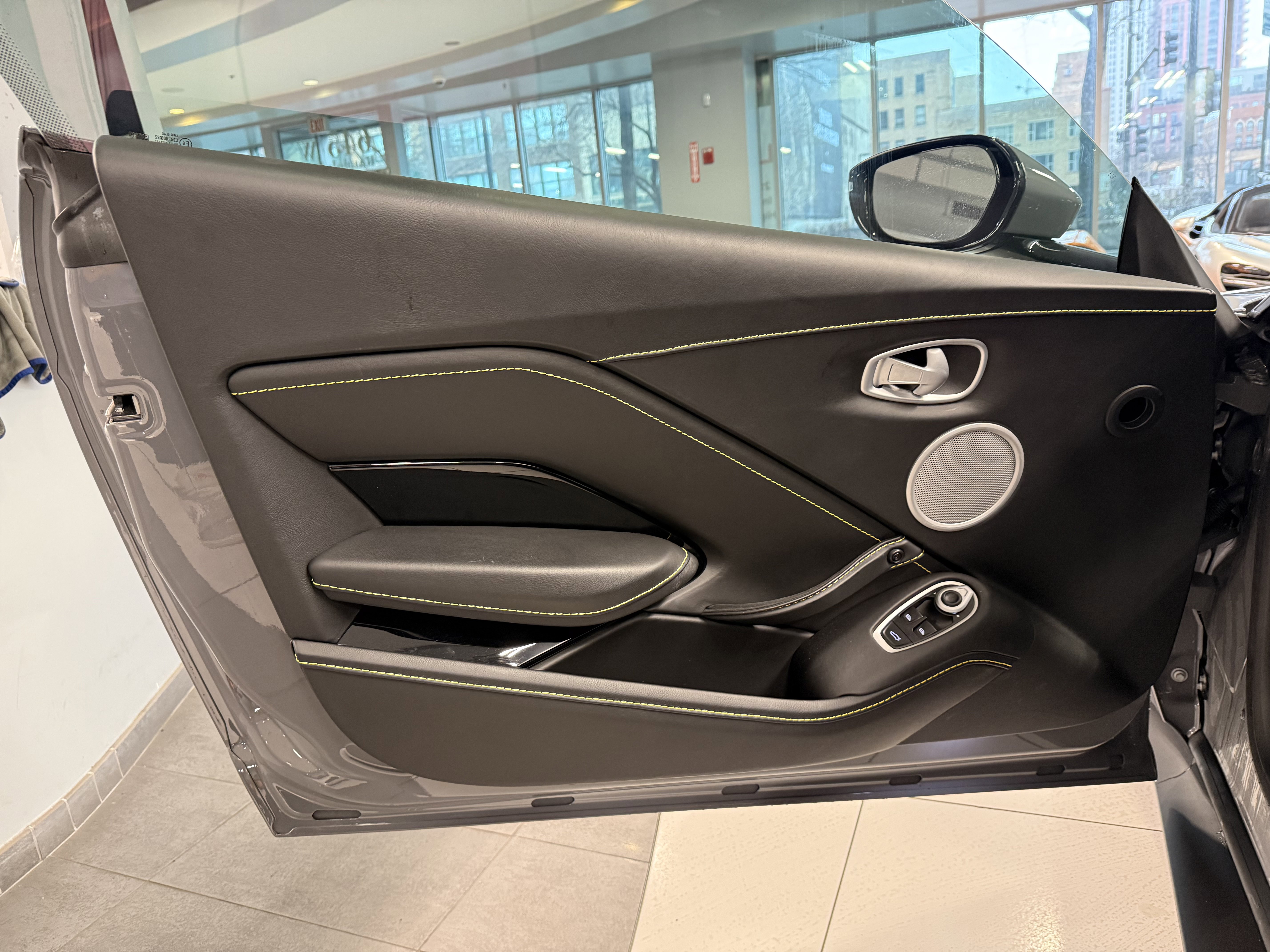 Used 2020 Aston Martin V8 Vantage Coupe image 14