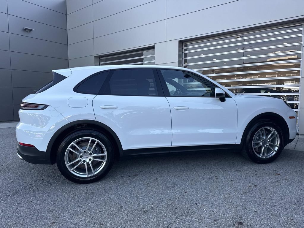 Used 2024 Porsche Cayenne w/ Premium Package AWD/4WD image 7