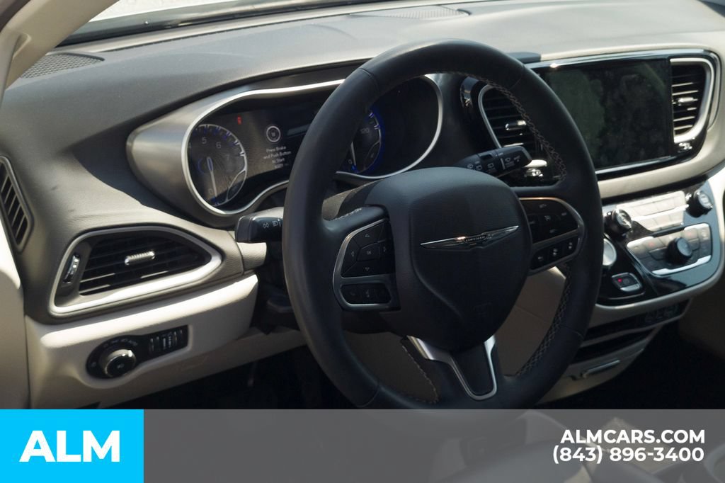Used 2024 Chrysler Pacifica Touring-L FWD image 6