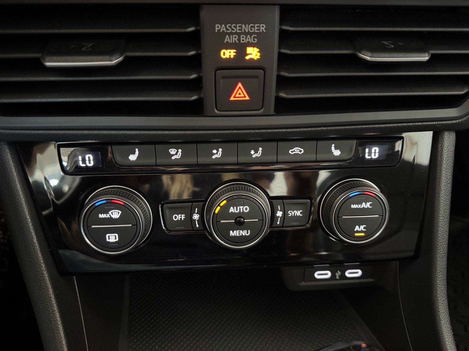 Used 2024 Volkswagen Jetta SE w/ Panoramic Sunroof Package FWD image 24