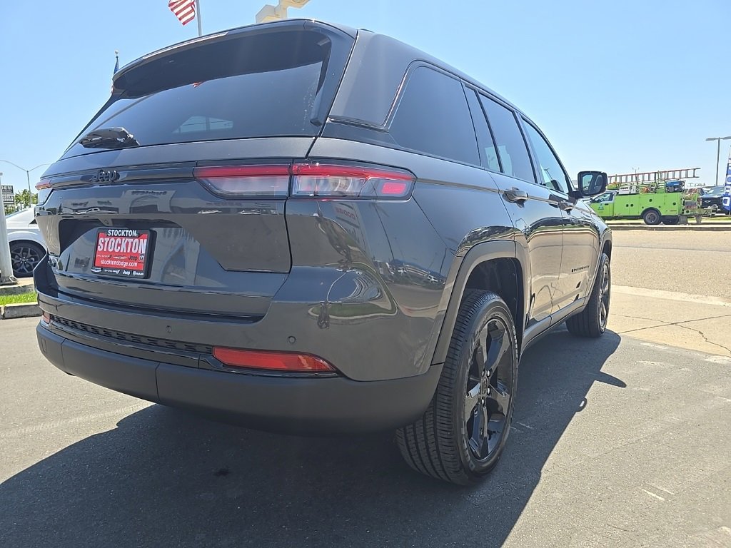 New 2025 Jeep Grand Cherokee Altitude image 11