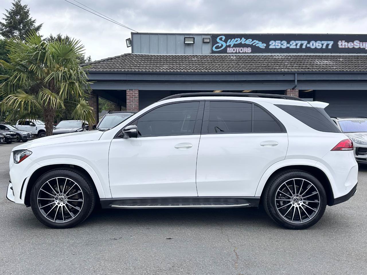 Used 2022 Mercedes-Benz GLE 350 4MATIC w/ AMG Line Exterior image 3