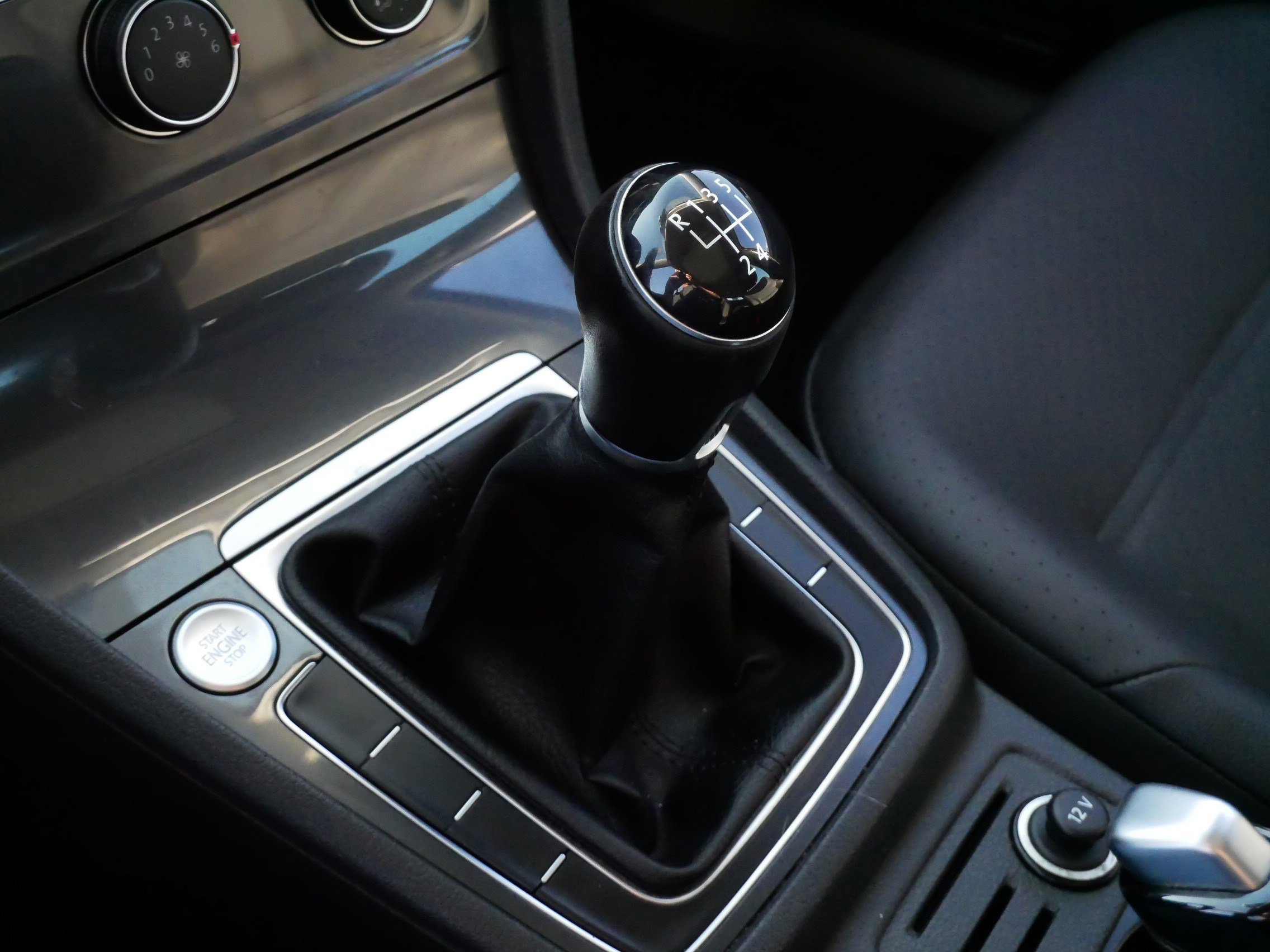 Used 2018 Volkswagen Golf SE image 24