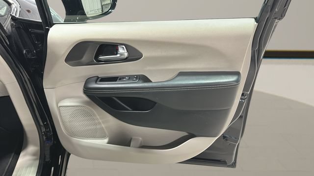 Used 2024 Chrysler Pacifica Touring-L FWD image 29