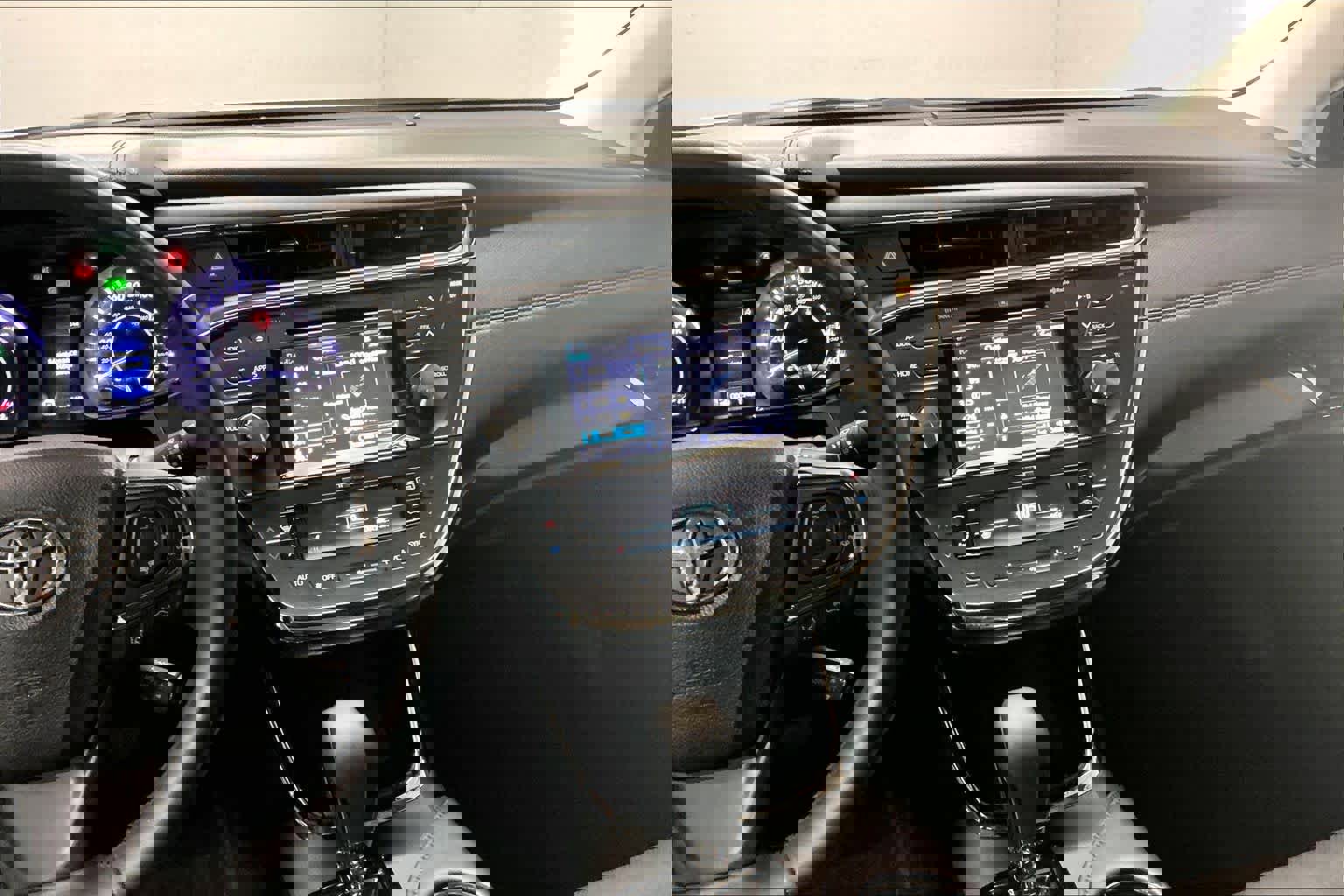 Used 2016 Toyota Avalon Limited w/ Toyota Safety Sense Package image 9