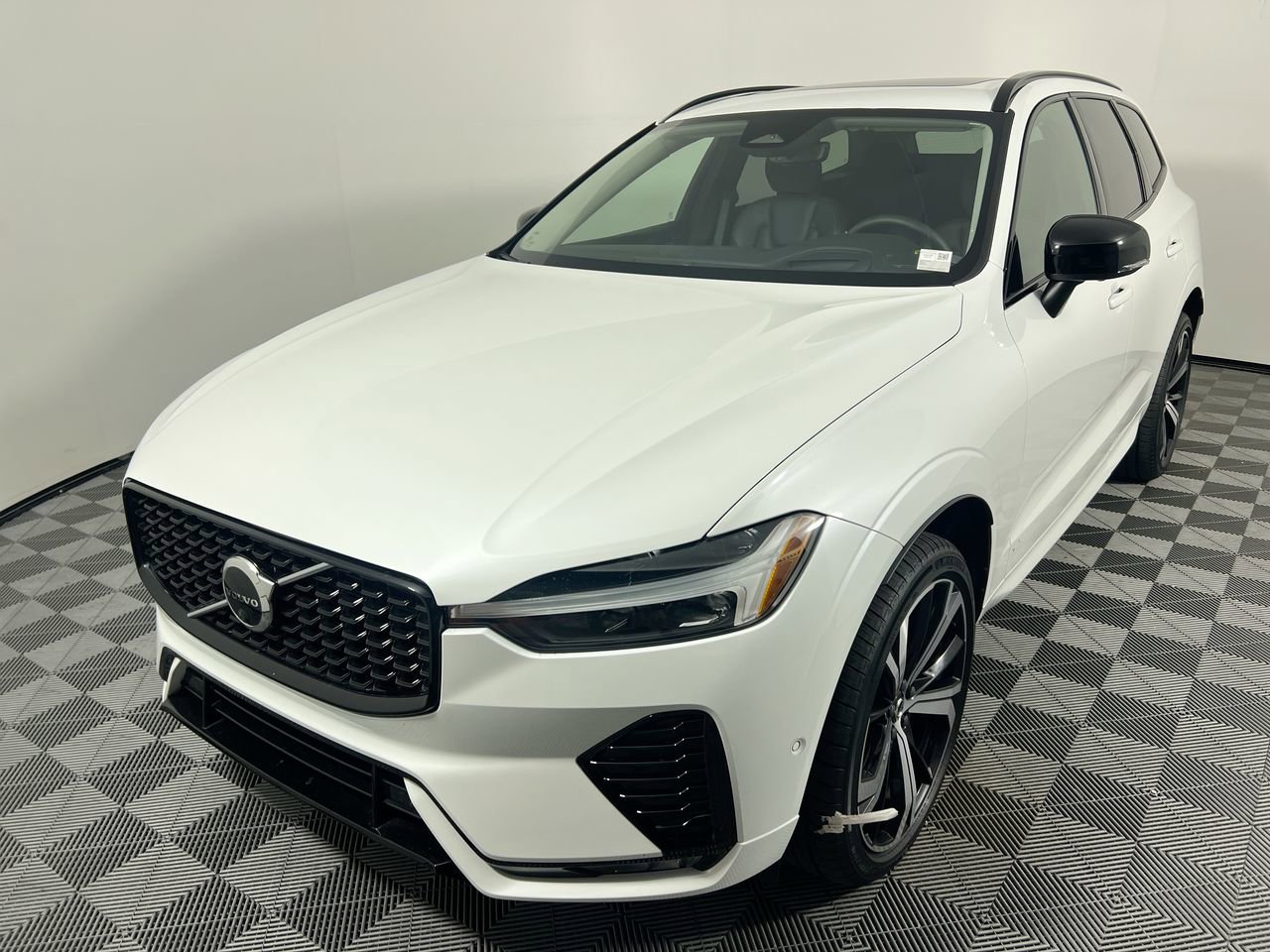 Used 2023 Volvo XC60 B5 Ultimate w/ Protection Package Premier FWD image 7