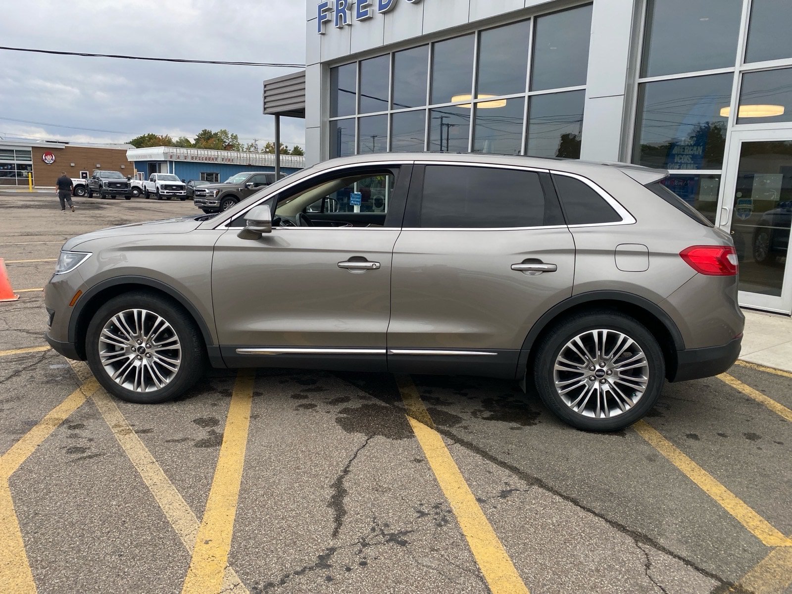 Used 2017 Lincoln MKX Reserve w/ Lincoln MKX Climate Package AWD/4WD image 3