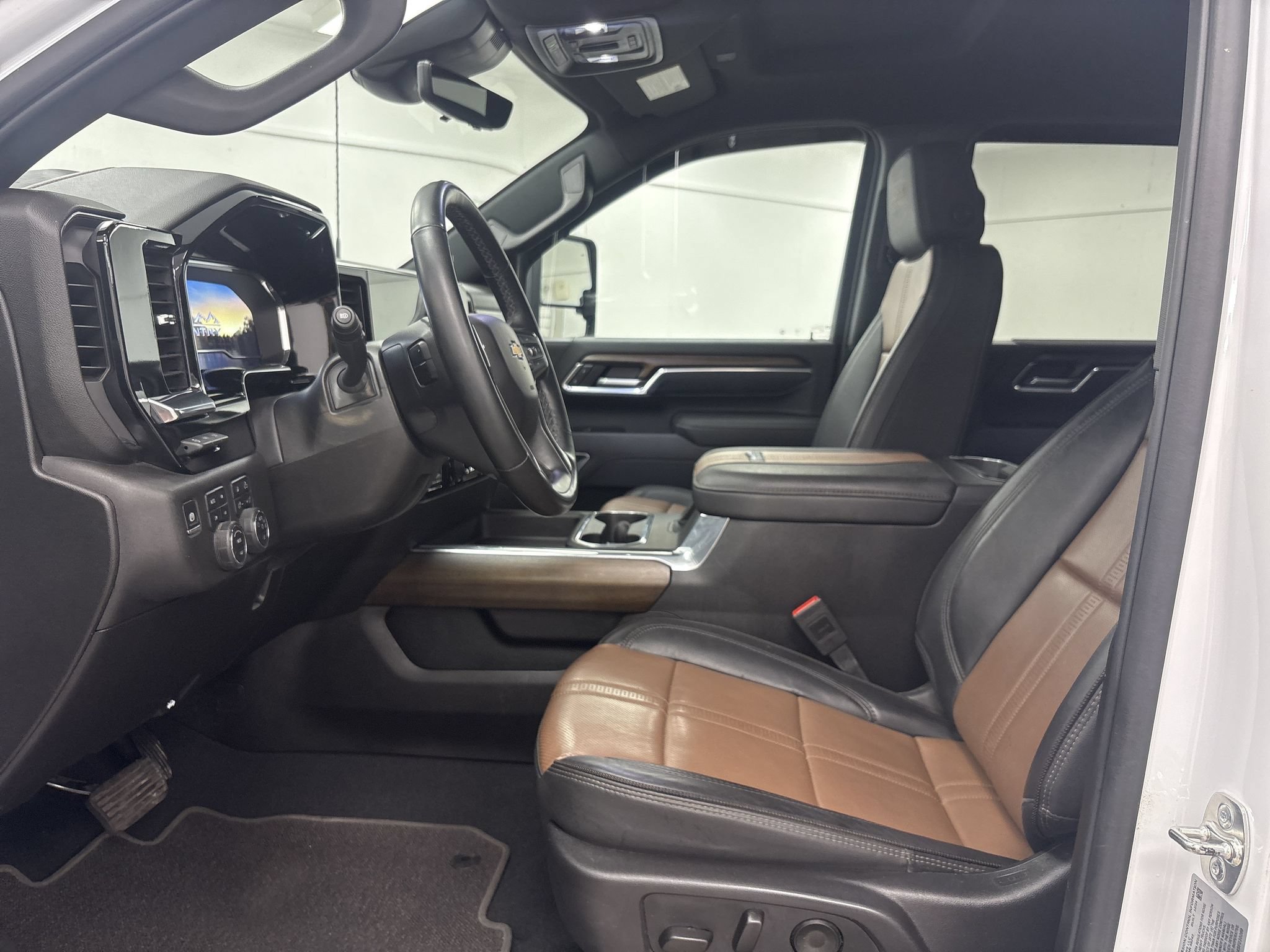 Used 2025 Chevrolet Silverado 2500 High Country w/ Technology Package AWD/4WD image 9