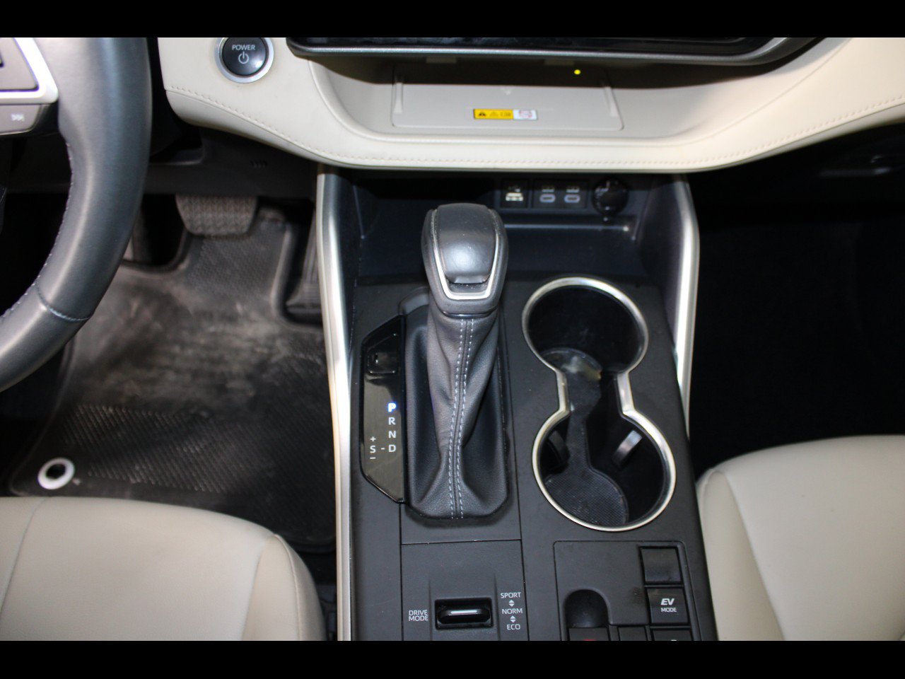 Used 2024 Toyota Highlander XLE FWD image 24