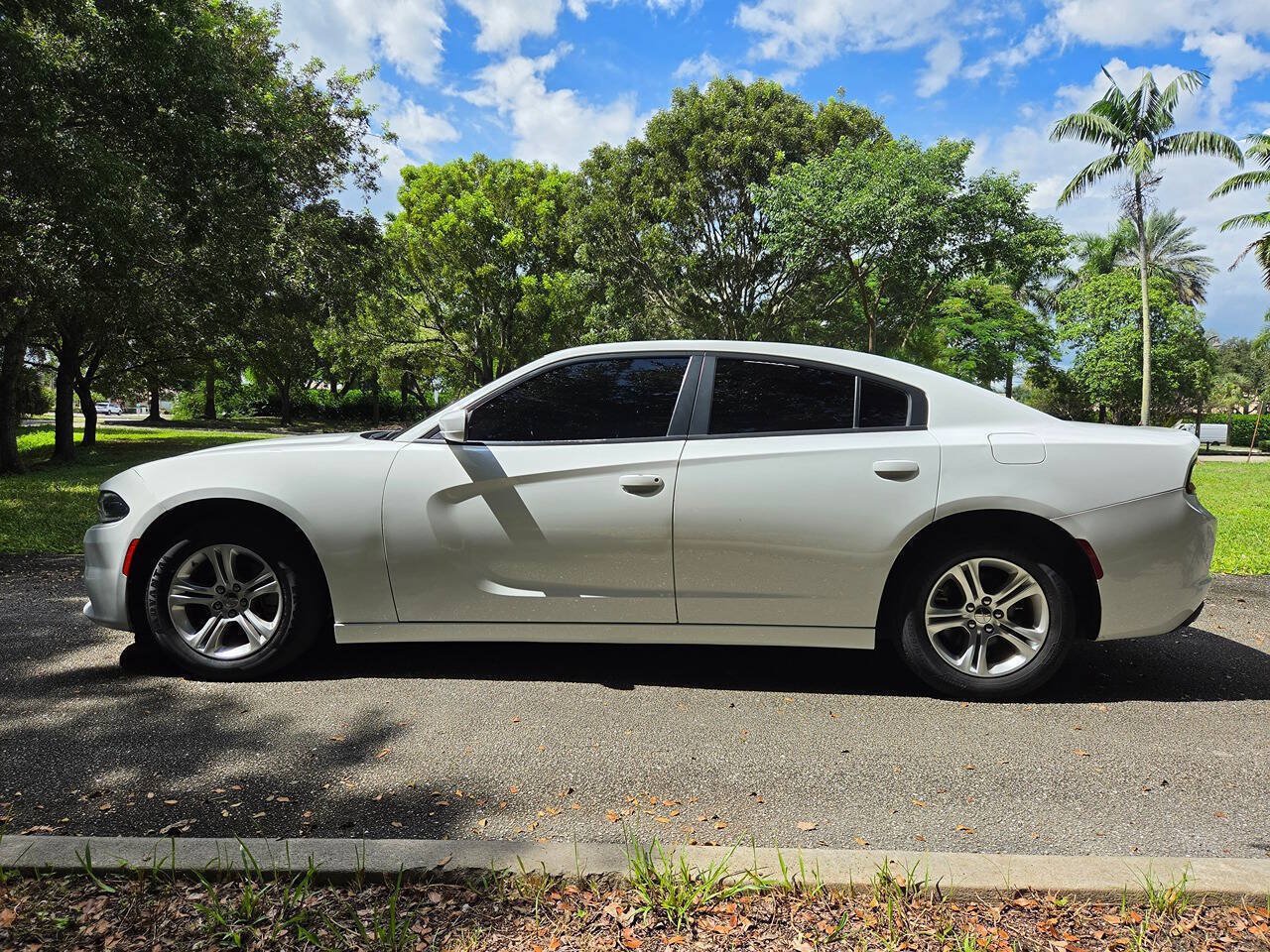 Used 2022 Dodge Charger SXT RWD image 4