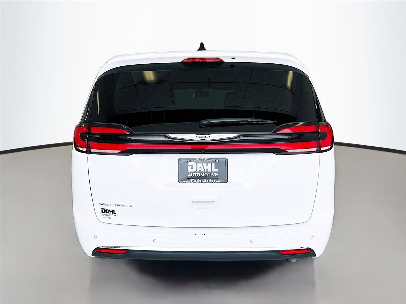 Used 2024 Chrysler Pacifica Touring-L image 6