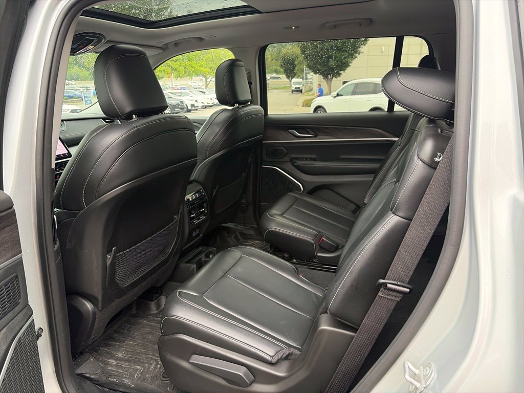 Used 2022 Jeep Grand Cherokee L Limited AWD/4WD image 9