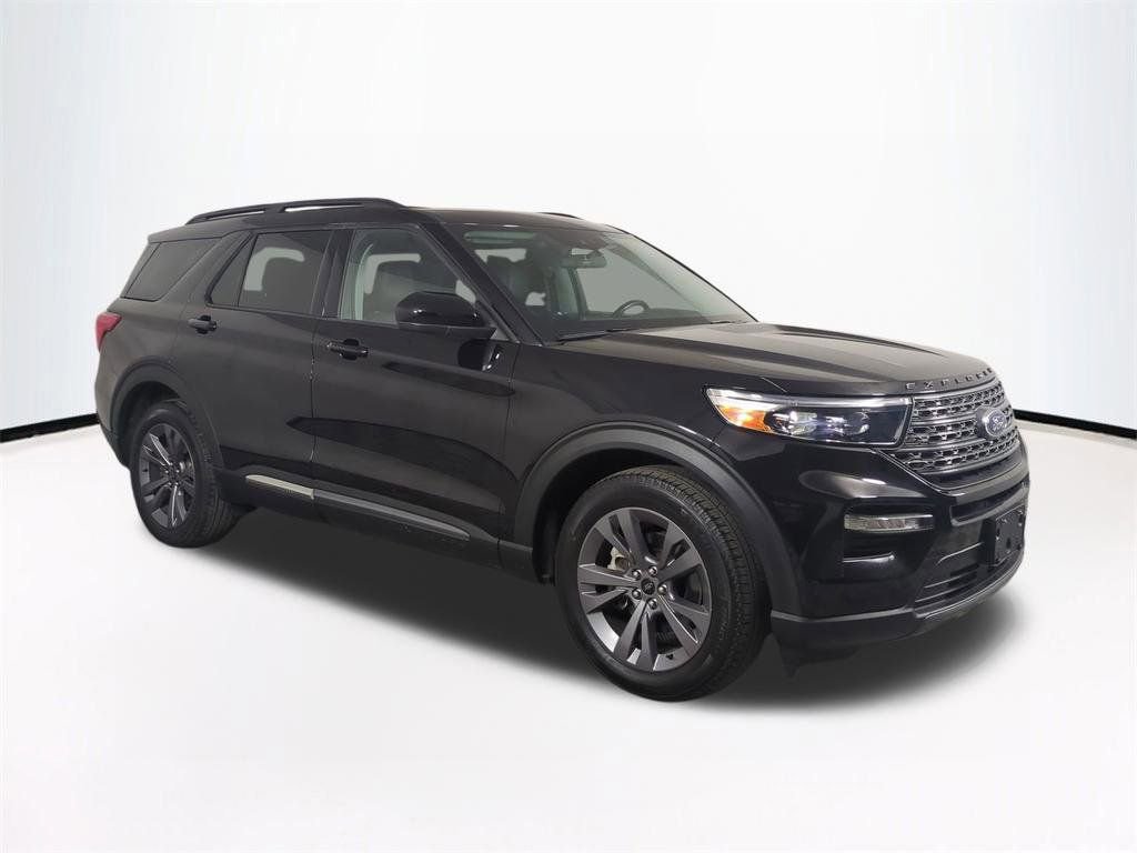 Used 2022 Ford Explorer XLT w/ Equipment Group 202A image 2