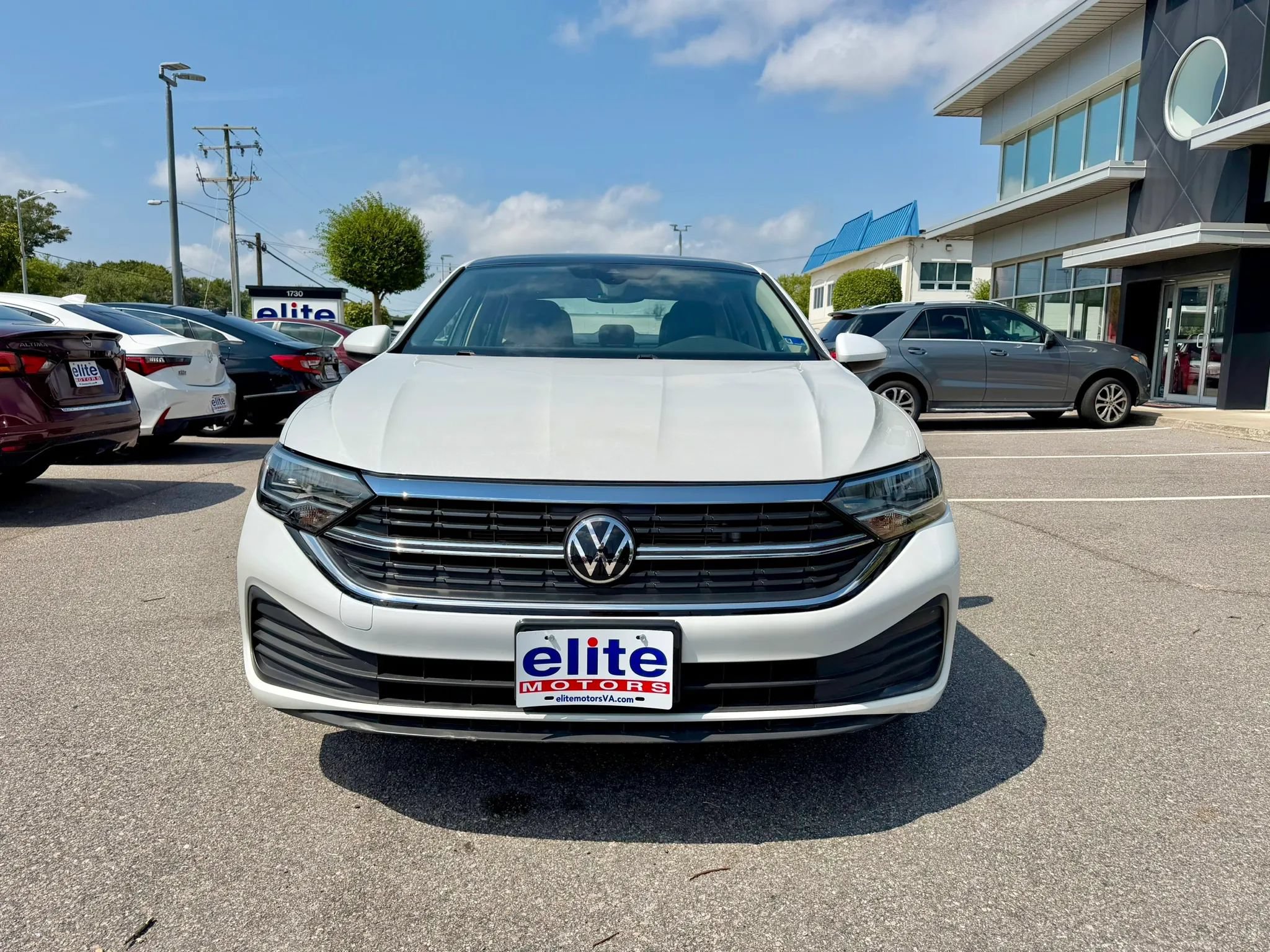 Used 2023 Volkswagen Jetta SE w/ Panoramic Sunroof Package FWD image 2