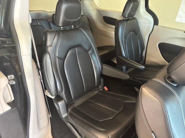 Used 2024 Chrysler Pacifica Touring-L FWD image 13
